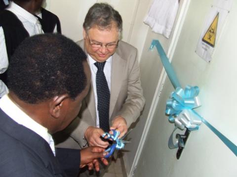 Hon. Kajura(R) and an AERAS Representative cut the tape to unveil the state-of-the-art diagnostic Lab at the CHS Launch, 28th August 2009, Makerere University, Kampala Uganda