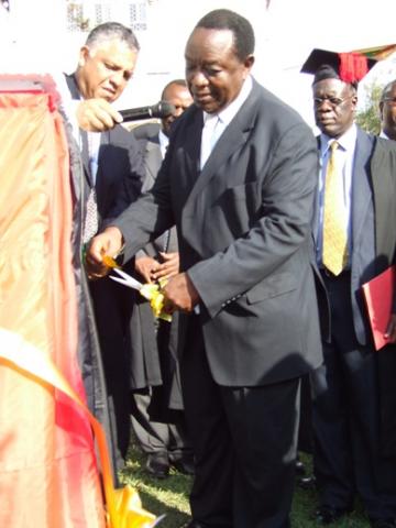 Hon. Kajura, assisted by Dr. Coutinho, IDI Executive Director(L), unveils the Sir Albert Cook Memorial plaque symbolizing the CHS launch on 28th August 2009, Makerere University, Kampala Uganda 