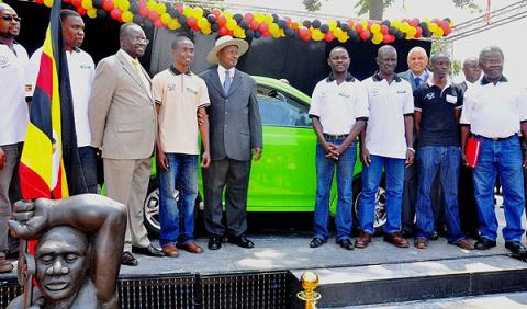 President Y.K. Museveni poses with the Kiira EV design team during the Official Launch, 24th November 2011, Makerere University, Kampala Uganda.