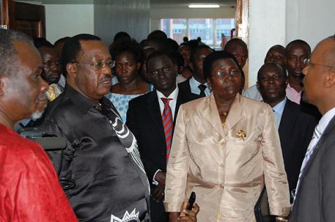 Mr. Michael Niyitegeka, Head, Corporate Communications, CoCIS (R) explains features of the Training Lab to Hon. Aggrey Awori (L), Hon. Eriya Kategaya (2nd L) and Hon. Syda Bbumba (2nd R) at the BPO Training Launch, 17th January 2011, Makerere University, Kampala Uganda.